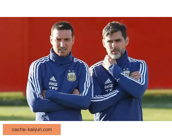 斯卡洛尼关键比赛表现稳健，战术应对持续提升